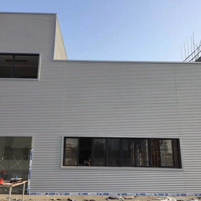 Q355B PU ستارة الحائط المحمولة الألومنيوم لوحة الجدار 2.5 مم للبناء في الهواء الطلق