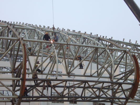 سقف فولاذي للقاعة في مركز تجارة المواد الخام حلول تصميمية أنيقة وفعالة