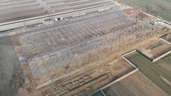 هيكل سقف المستودع باستخدام عناصر فولاذية جاهزة لتحقيق تجميع وبناء أسرع في منشآت الخدمات اللوجستية